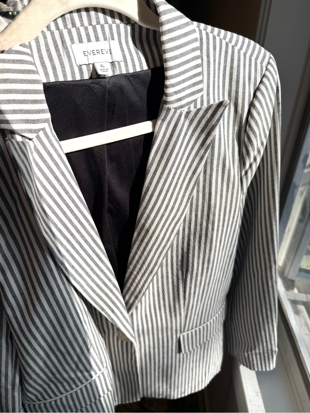 Evereve Women's Black and White Striped Notch Lapel Blazer